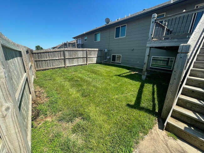 Building Photo - 2022/26 E Village Estates Dr