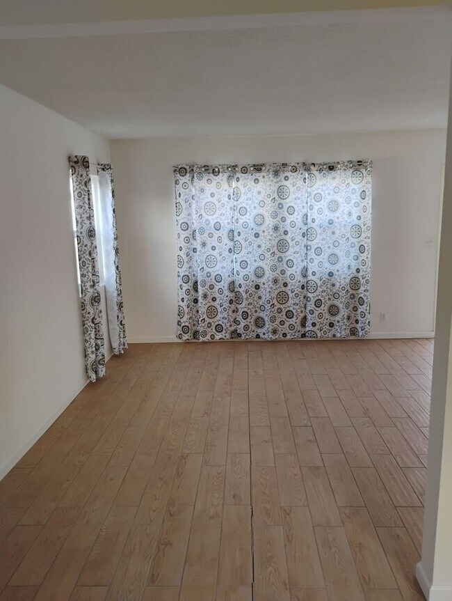 Building Photo - 18924-18934 Gault Street