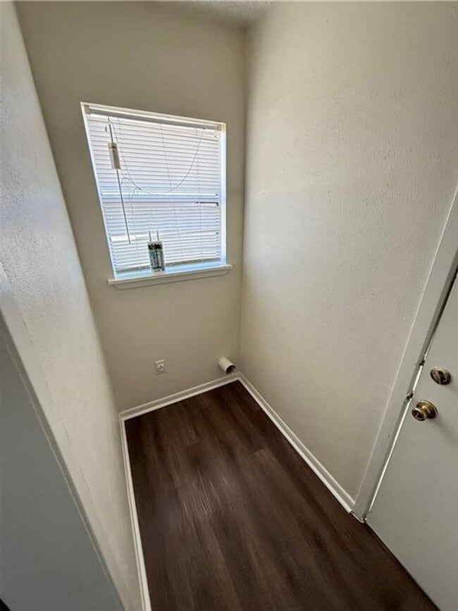 Building Photo - Cozy newly renovated corner lot 3 bedroom ...