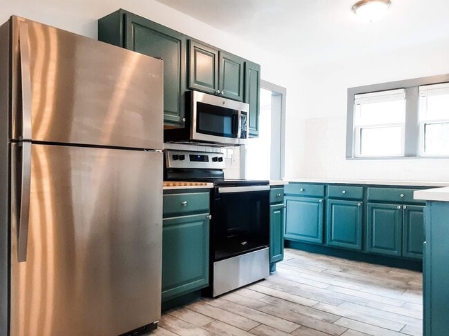 Building Photo - 3 BEDROOM, 2 BATH, SINGLE-FAMILY HOME