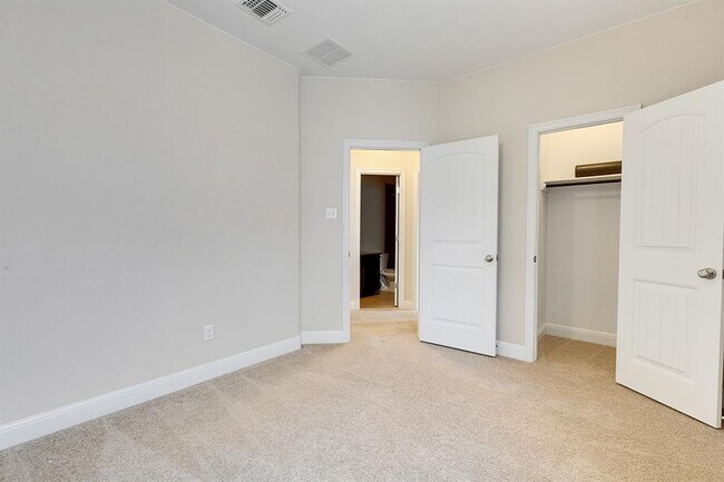 Building Photo - 3215 Honey Peach Way