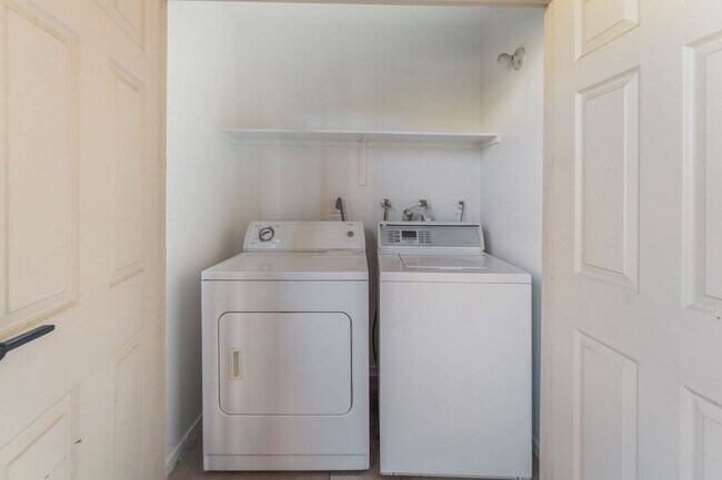 Building Photo - Modern Condo in Guard-Gated Community!