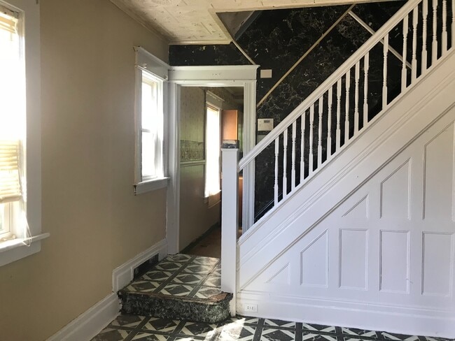 Building Photo - HUGE SINGLE FAMILY FOR RENT !!