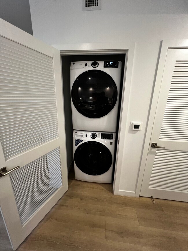 Building Photo - 572 S Biscayne River Dr