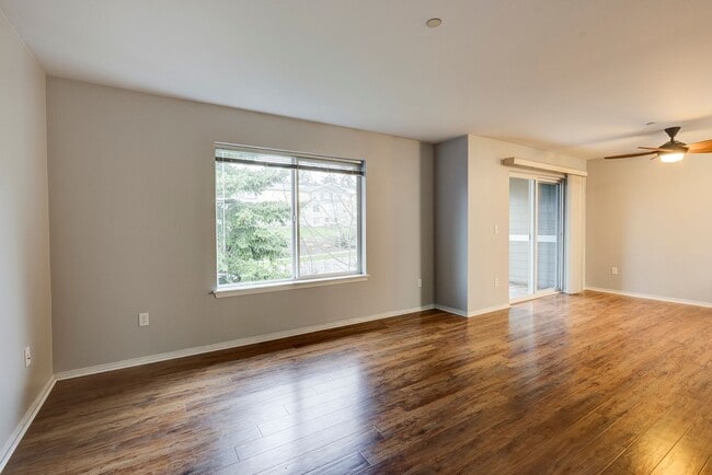 Building Photo - 2 Bed 2 Bath Third floor Condo