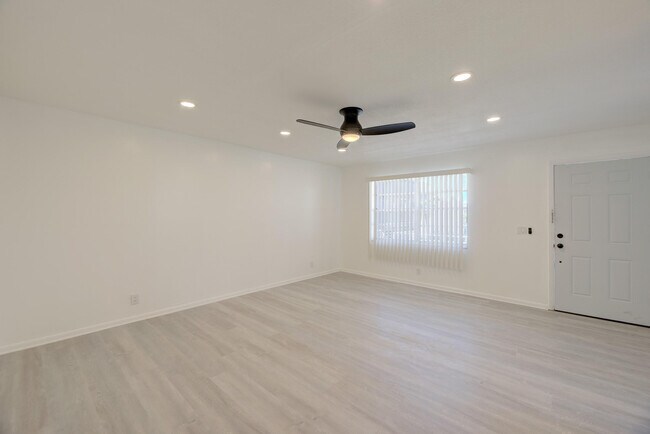 Building Photo - 473 Burgundy N