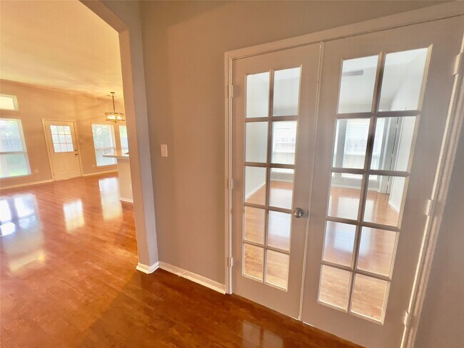 Building Photo - 9912 Western Ridge Way