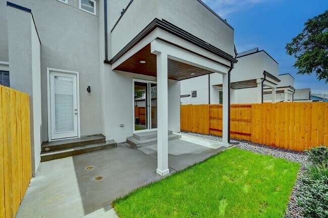 Building Photo - $3,900 - 4 Bed, 3.5 Bath Updated Townhome ...