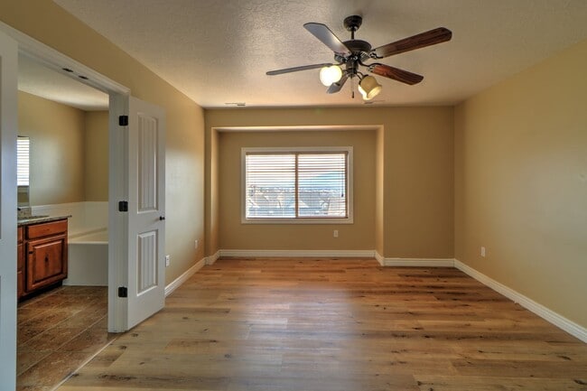 Building Photo - Traverse Mountain Pet Friendly Home.