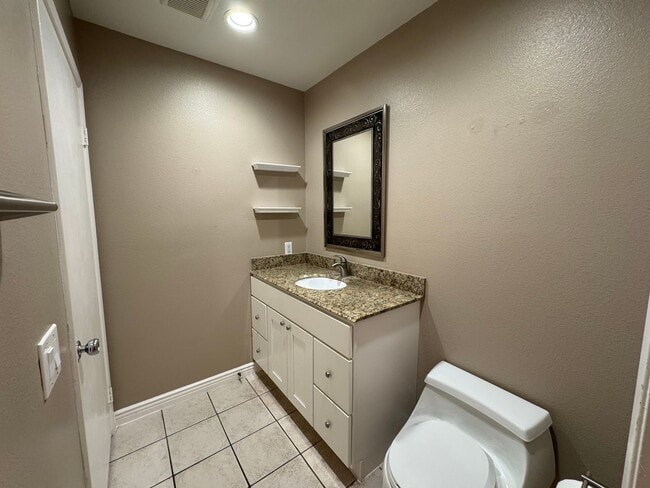 Building Photo - Charming 3Bd/2.5Ba w/Private Yard and New ...