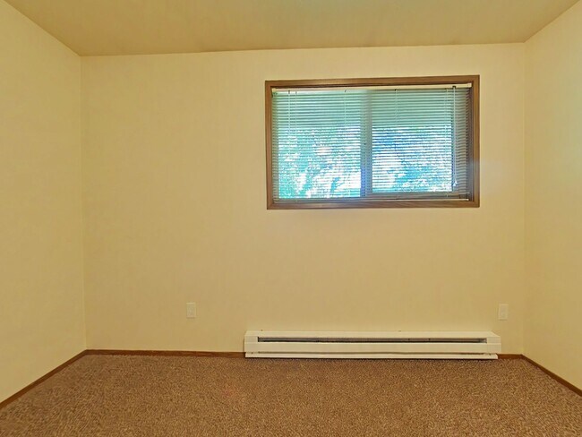 Building Photo - 2 Bedroom Apartment ~ Close to 9th Street