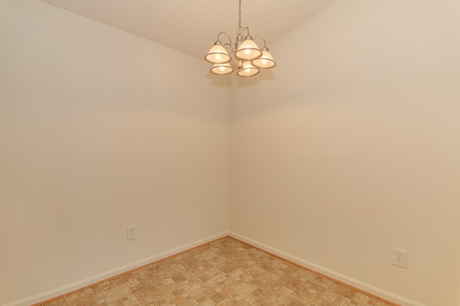 Building Photo - 100 Forest Oak Ln