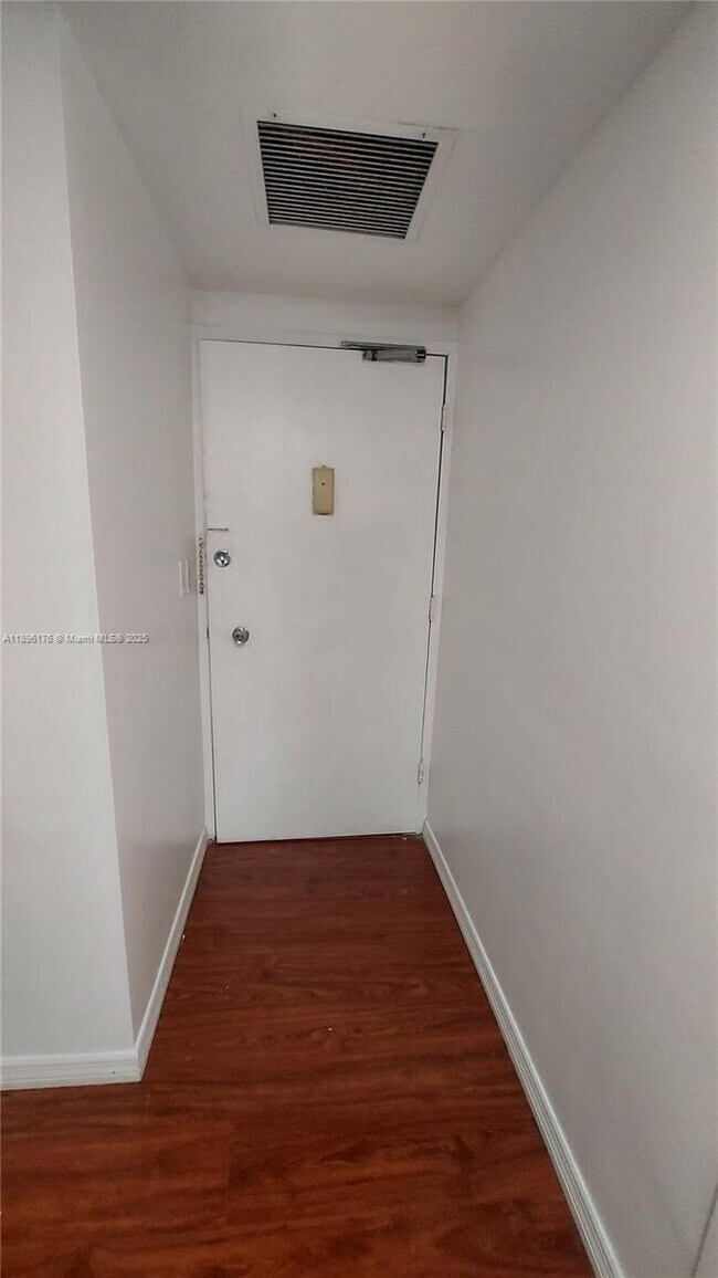 Building Photo - 825 Brickell Bay Dr