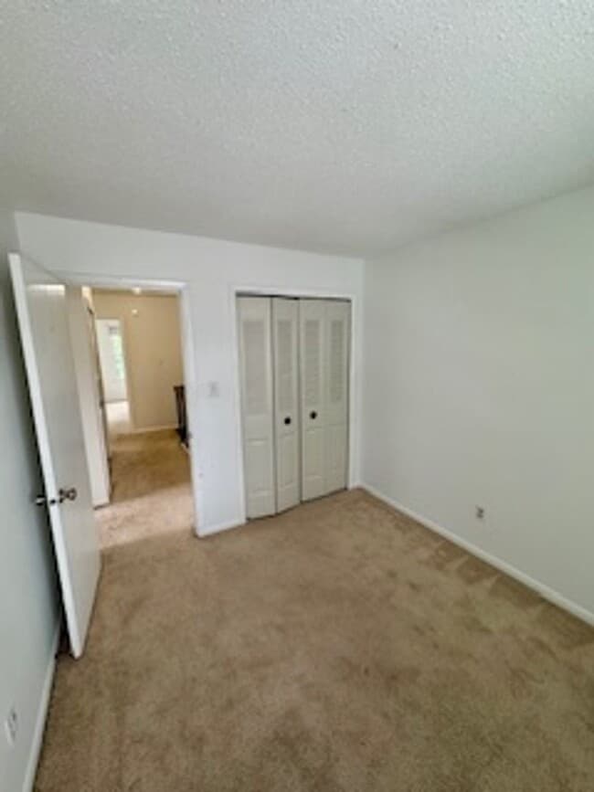 Building Photo - Beautiful 4 Bedroom Townhome