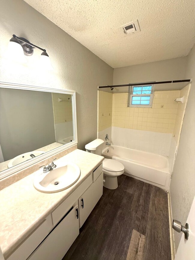 Building Photo - ** 3 Bed 2 Bath located off Virginia Loop ...