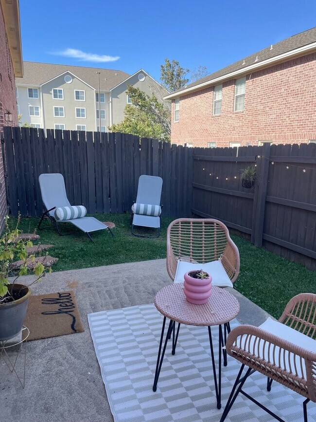 Building Photo - Beautiful 4 Bed, 3 Bath Minutes from Campus!