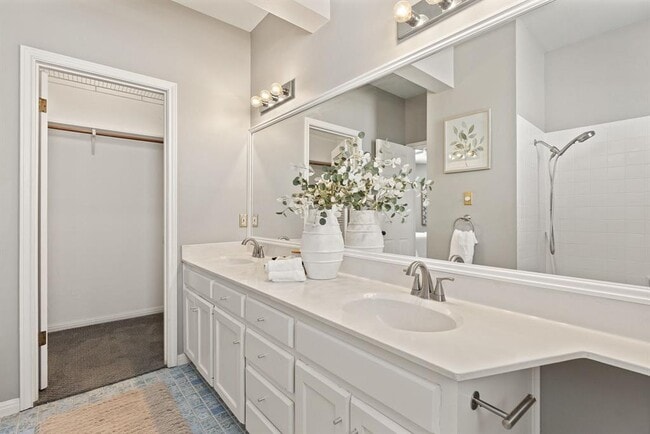 Building Photo - 611 E 45th St