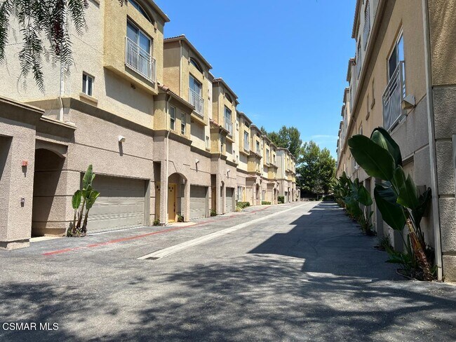 Building Photo - 5210 Premiere Hls Dr