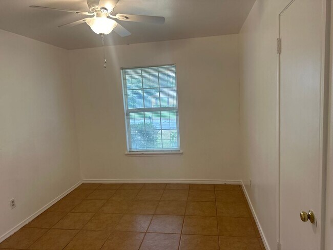 Building Photo - 2213 Suanne Dr