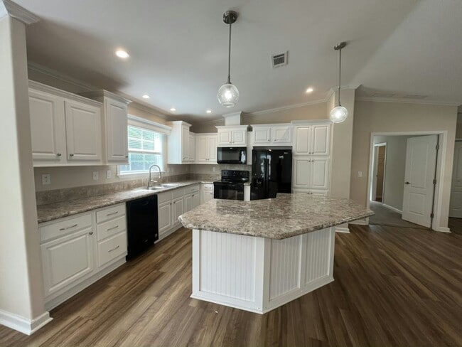 Building Photo - 115 Poinsettia Dr