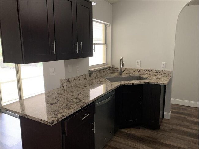 Building Photo - 998 SW N Globe Ave