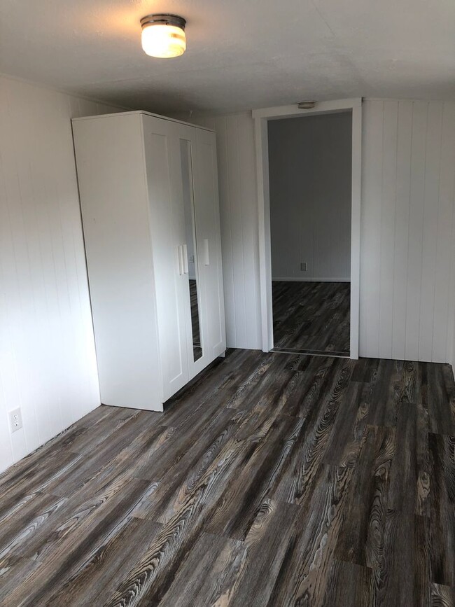 Building Photo - Recently Remodeled  2 Bedroom 1 Bathroom o...