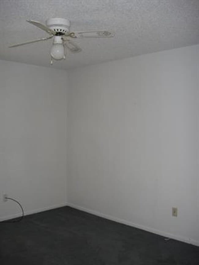 Building Photo - 222 Bridle Dr