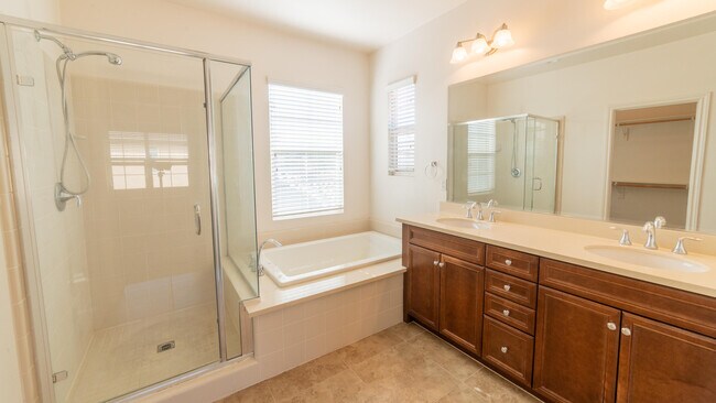 Building Photo - 570 Calle Vibrante