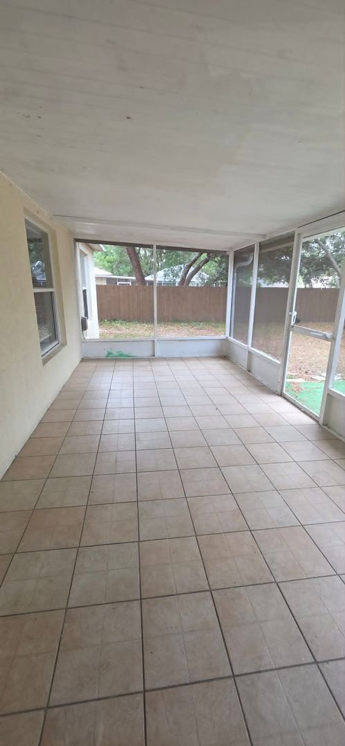 Building Photo - Spacious 3BR Home with Florida Room & Fenced Backyard