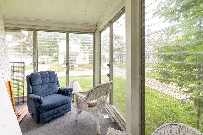 Building Photo - Updated Kitchen