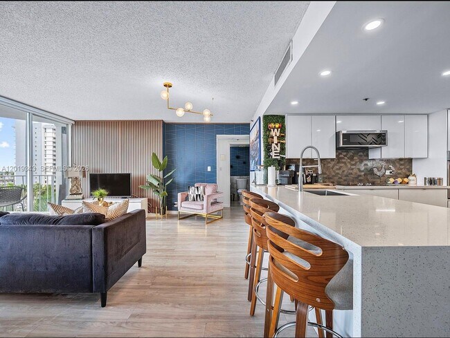 Building Photo - 7601 E Treasure Dr