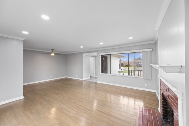 Building Photo - 13921 Daphne Ave