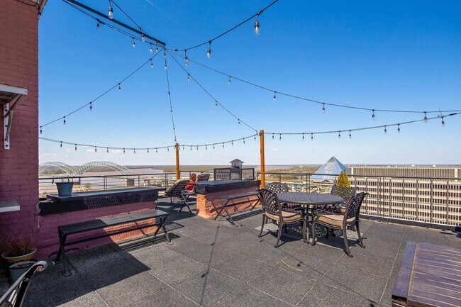 Building Photo - INCLUDES GARAGE PARKING AND INDOOR POOL! 1 BR/1 BA Downtown Memphis Condo in the Historic Claridg...