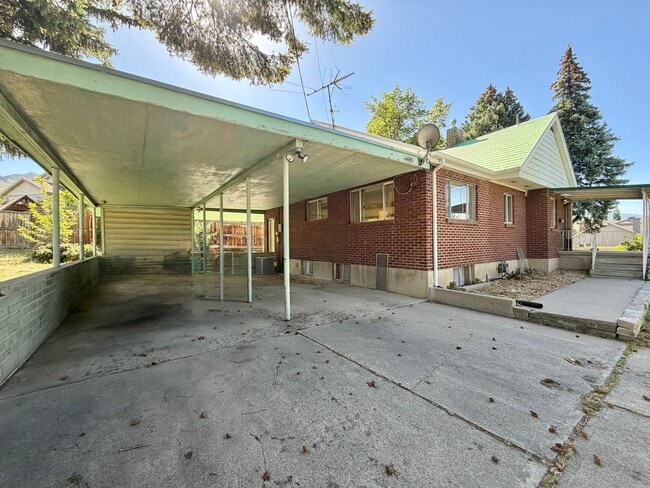 Building Photo - Inviting Holladay Home with Large Yard, Carport & Extra Parking
