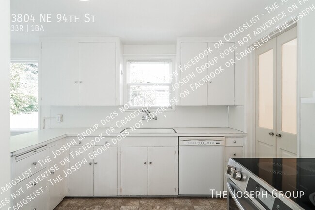 Building Photo - 3804 NE 94th St