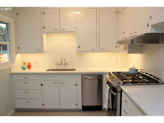 Building Photo - Charming Saint John's home with Washer/Dryer, Fenced Yard, Garage