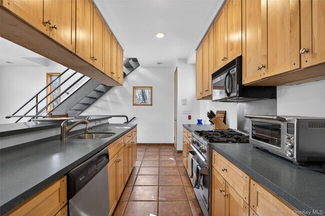 Building Photo - 428 Harbor Rd