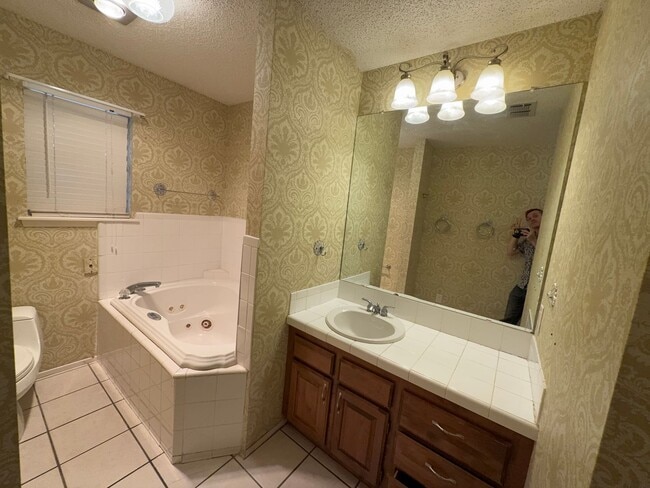 Building Photo - 3 Bed 3 Bath spacious home, with extra craft room, Lovely Backyard