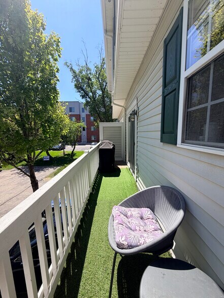 Balcony - 172 N East River Rd