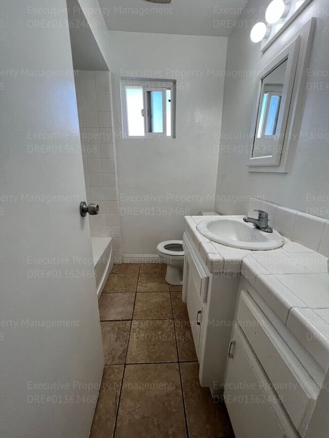 Building Photo - 2 bedroom, 1.5 bathroom townhouse.