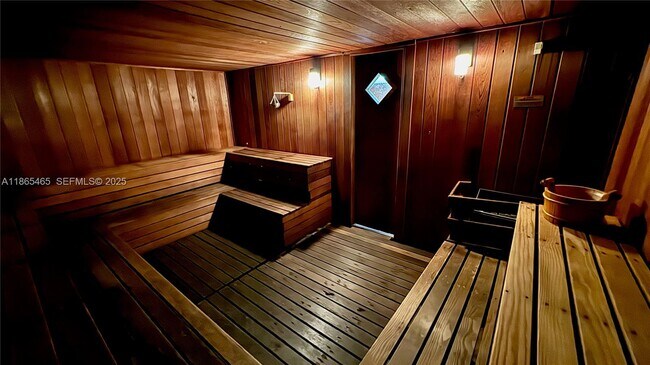 Building Photo - 540 Brickell Key Dr