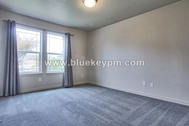 Building Photo - 3 Bed, 2 Bath : A GREAT Multi-Generational Home