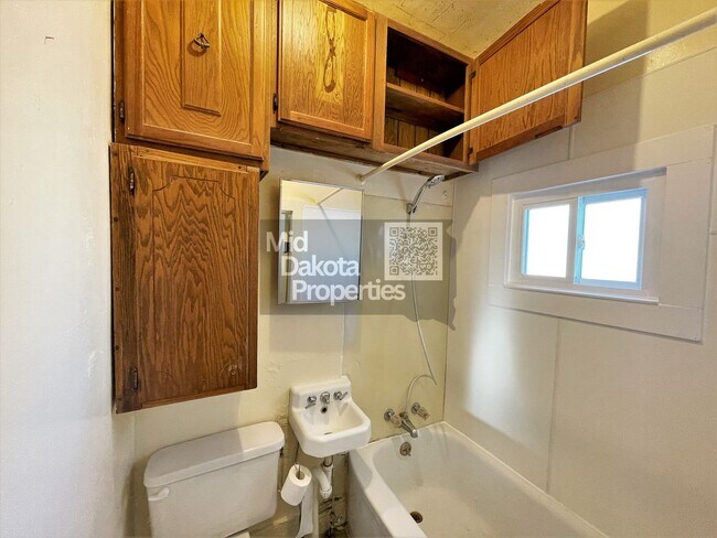 Building Photo - 1020 E 1st- 2 bedroom house with garage