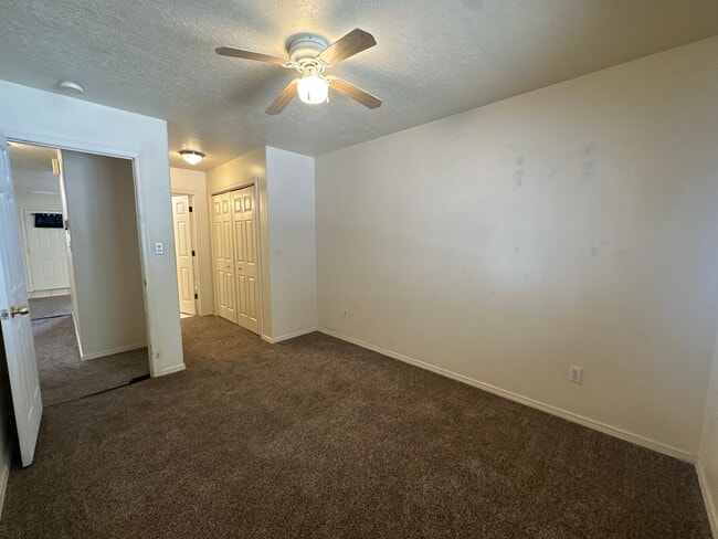 Building Photo - 2 bedroom 2 bathroom duplex available for ...
