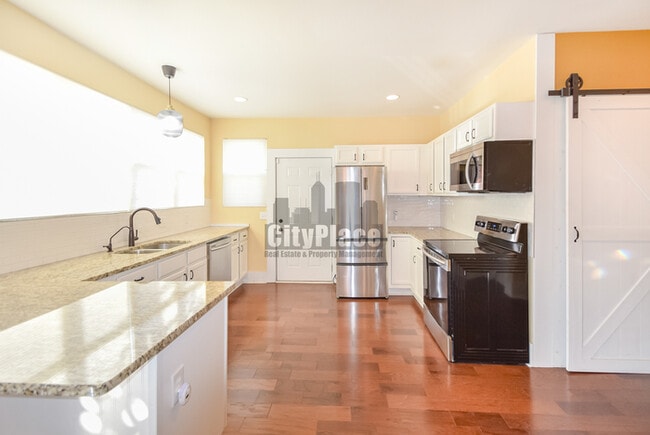 Building Photo - 1230 Villa Ave