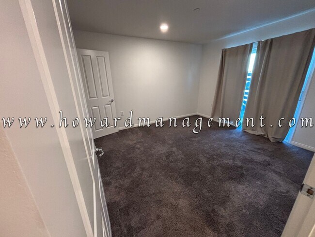 Building Photo - 3 Bed 3 Bath, Three Story Townhome with pr...