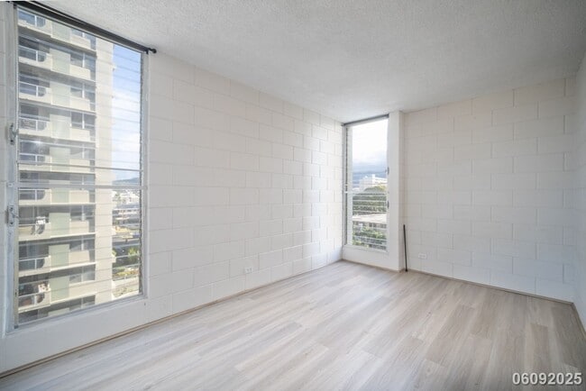 Building Photo - $2600.00 | 2BD/1BA Condo ALL UTILITIES INC...