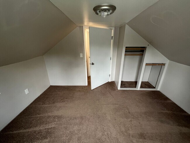 Building Photo - 4 Bed, 1 Bath, Large fenced yard, Shop, En...