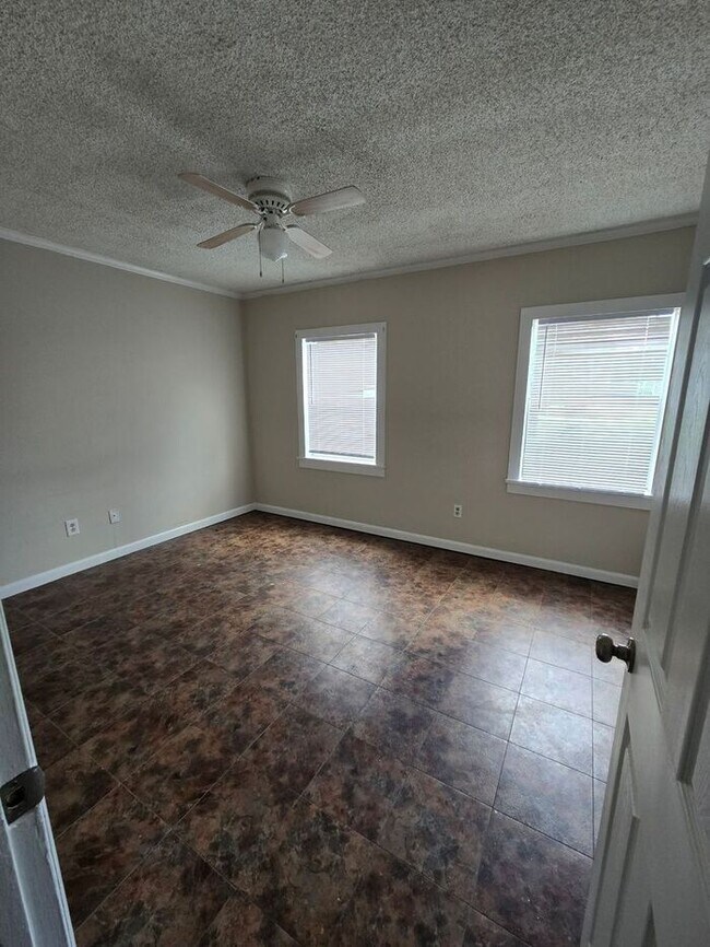 Building Photo - 2 bedroom Townhome off Pensacola Available