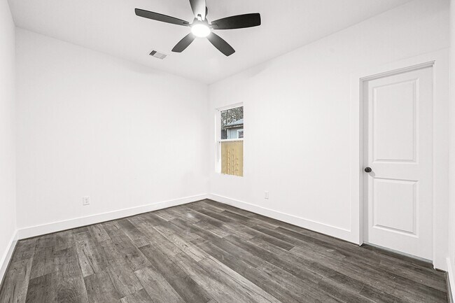 Primary Photo - 106 Armstrong St